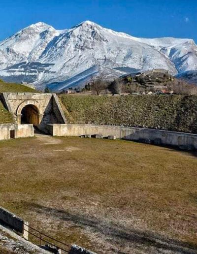 Anfiteatro-Romano-di-Alba-Fucens-bellissimo-sito-archeologico-nel-comune-di-Massa-DAlbe-AQ