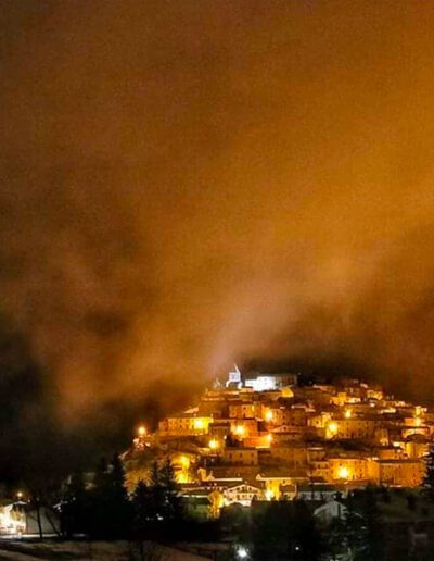 La-nebbia-sì-colora-dalle-luci-di-Rovere-AQ