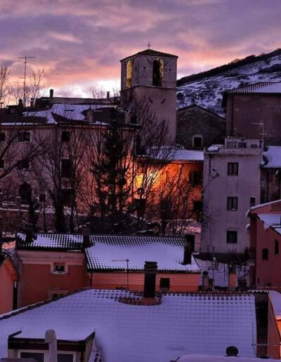 Ora-blu-ad-Ovindoli-AQ-si-accendono-le-prime-luci-della-sera..