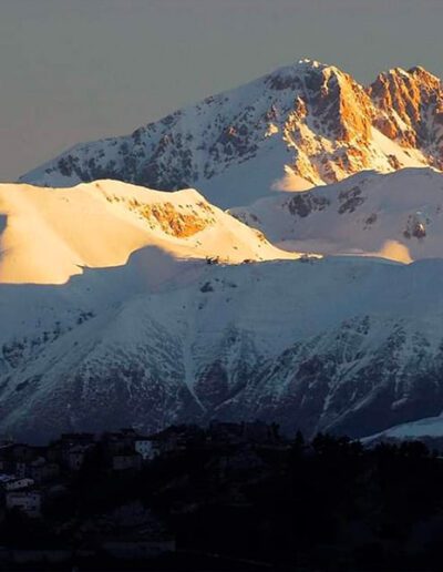 Prime-luci-del-giorno-sul-Gran-Sasso-mentre-Rovere-AQ-ancora-dorme