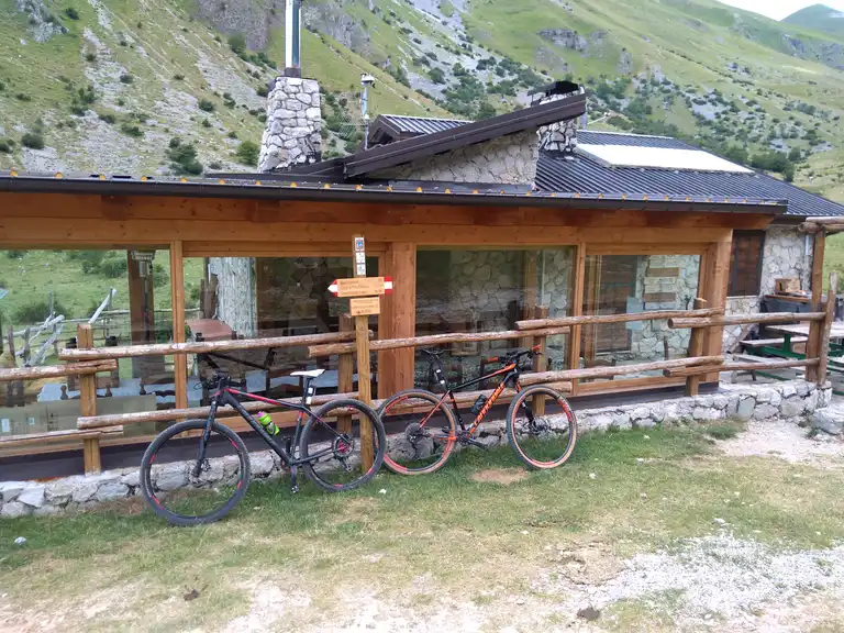 Biciclette parcheggiate davanti al Rifugio Fioretti in montagna.